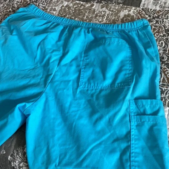 Lightweight Scrubs - Picture 8 of 12